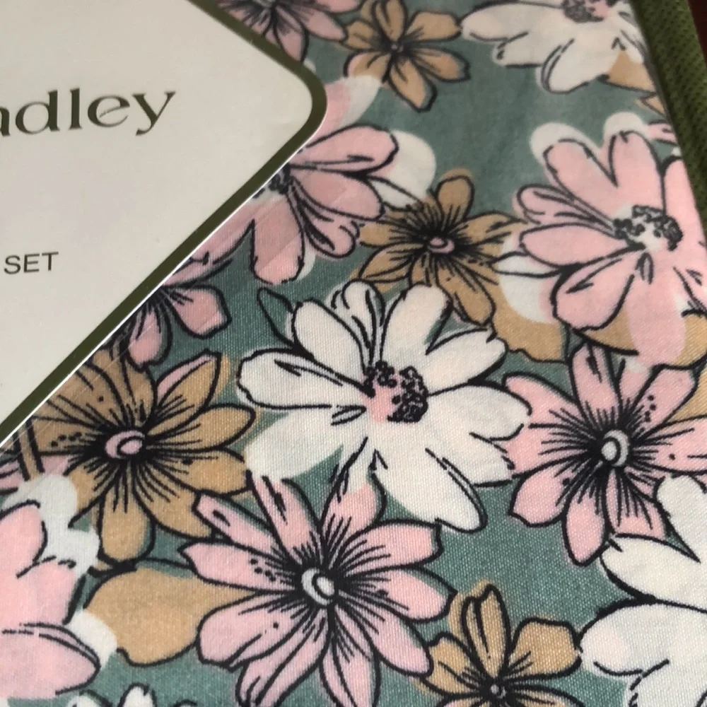 Vera Bradley QUEEN Sheet Set with Floral Pattern
